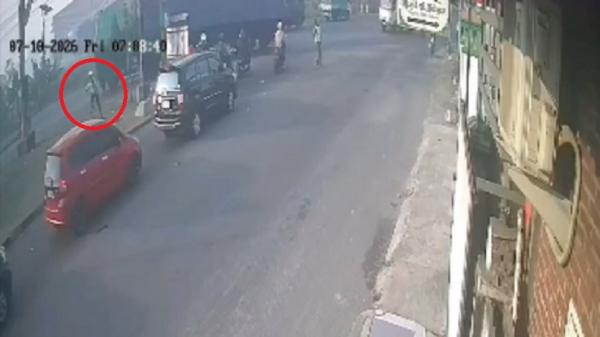 Detik-Detik Truk Kontainer Terguling Nyaris Timpa 2 Polisi di Mojokerto Terekam CCTV