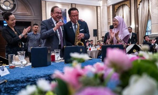 Pecah! Momen PM Malaysia Anwar Ibrahim Nyanyi, PM Thailand Charnvirakul Main Saksofon