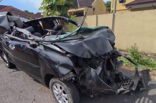 Kecelakaan Maut di Maros, Minibus Tabrak Truk dan Kios hingga Sopir Tewas Terjepit