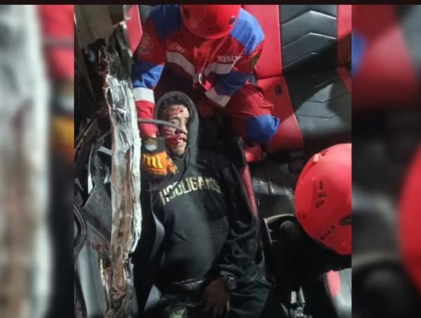 Kecelakaan Maut Minibus Tabrak Truk dan Kios di Maros, Sopir Tewas Terjepit Kabin