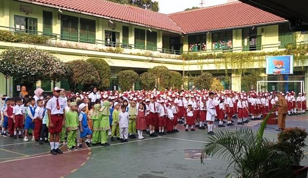 Begini Suasana Hari Pertama Siswa Masuk Sekolah, Diramaikan Orang Tua Murid Baru