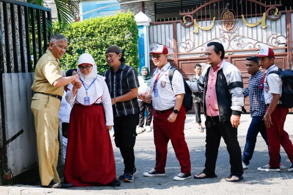 Ayah antar anak Di hari pertama sekolah, banyak ayah antar anak ke sekolah. (Foto: Aldhi Chandra)