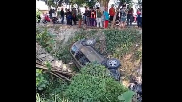 Honda CR-V Gagal Menyalip Tabrak Motor hingga Masuk Jurang di Bondowoso, 1 Orang Tewas