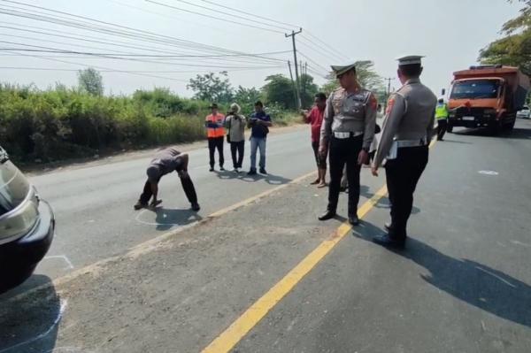 olah TKP kecelakaan maut di indramayu Petugas Ditlantas Polda Jawa Barat dan Satlantas Polres Indramayu menggelar olah TKP kecelakaan maut Indramayu yang menewaskan 12 orang. (Foto: iNews TV/Toiskandar)