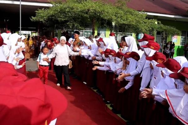 SD di Pasaman Sambut Siswa Baru dengan Karpet Merah, Hari Pertama Sekolah Jadi Istimewa
