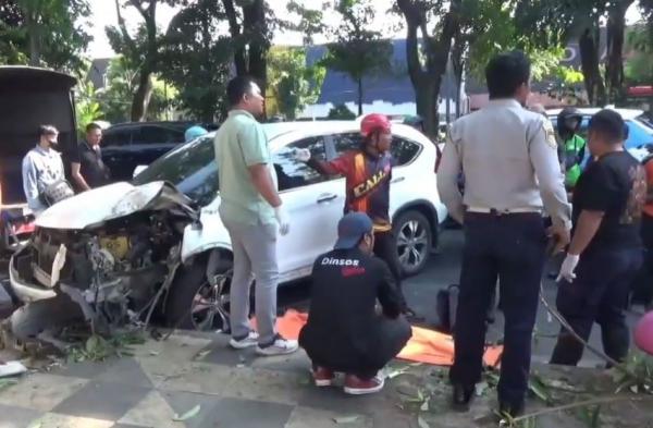 Kecelakaan Mobil Diduga Ngebut Tabrak 2 Motor di Surabaya, 1 Pengendara Tewas