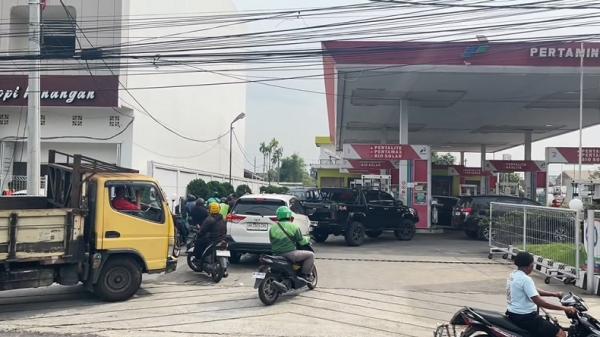 BBM Langka di Sejumlah SPBU Medan dan Deli Serdang, Antrean Kendaraan Mengular