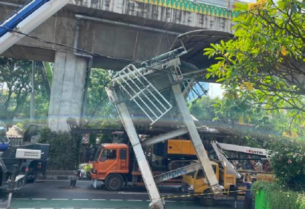 Truk Bawa Crane Mulai Dievakuasi usai Hantam JPO Tendean Jaksel, Arus Lalin Tersendat