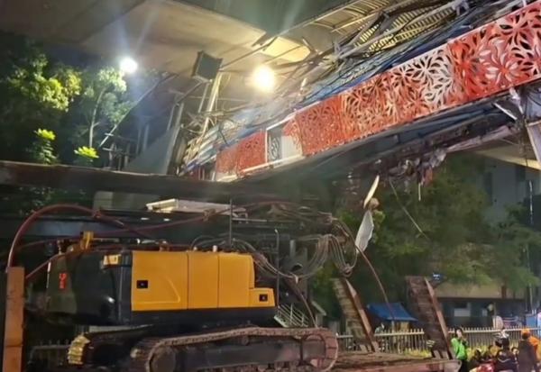 Kronologi Truk Hantam JPO Tendean Jaksel hingga Nyaris Roboh