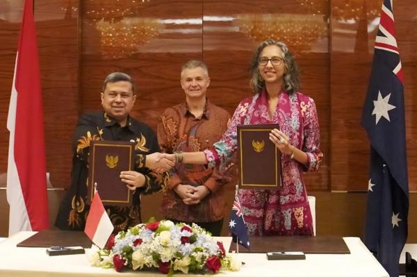 Kepala BPJPH RI Ahmad Haikal Hasan Kepala BPJPH RI Ahmad Haikal Hasan dan Kuasa Usaha (Chargé d’Affaires) Australia untuk Indonesia Gita Kamath, menandatangani MoU disaksikan Asisten Menteri Luar Negeri dan Perdagangan Australia, Matt Thistlethwaite MP, di Jakarta, Senin (13/7/2026).