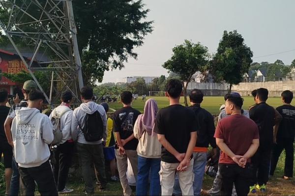 Ratusan suporter Persija Jakarta mengamati dari kejauhan latihan Macan Kemayoran di Persija Training Ground, Sawangan, Selasa (14/7/2026) sore. (Foto: iNews/Andri Bagus)