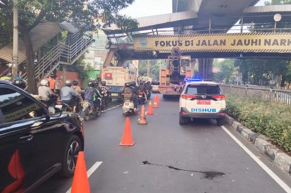Truk Nyangkut di JPO Tendean Belum Dievakuasi, Polisi Tunggu Alat Berat