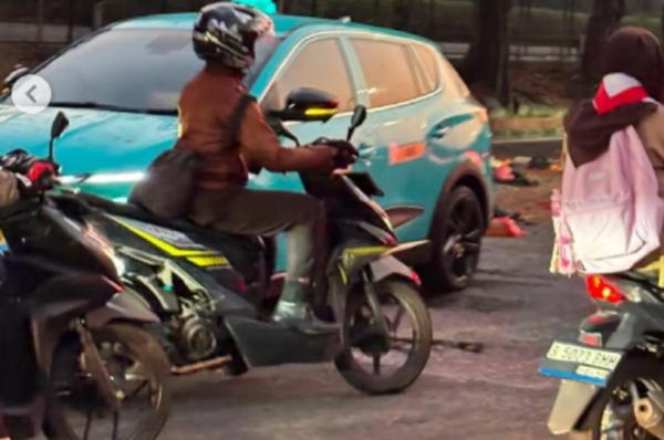 Berkendara Terlalu ke Kanan, Pemotor Hantam Taksi Hijau di Jakbar