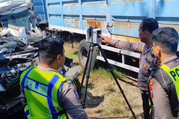 kecelakaan di tol malang Tim TAA olah TKP untuk mengetahui penyebab kecelakaan Tol Malang-Pandaan yang menewaskan lima orang sekeluarga. (Foto: iNews TV/Jaka Samudra)