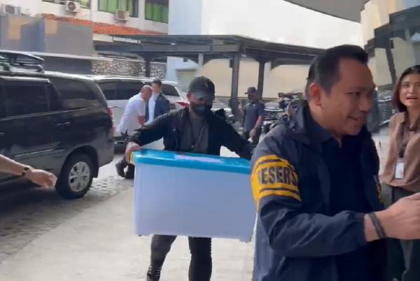 Penyidik Polri Datangi Kejagung jelang Pelimpahan Don Ritto, Bawa Boks