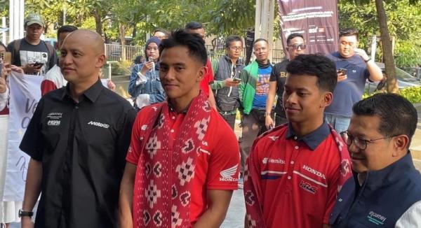 Kehadiran Pembalap Veda Ega Pratama dan Mario Aji di Sarinah Disambut Antusias Penggemar