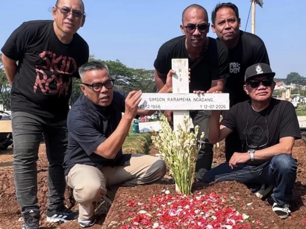 Abdel mendatangi makam Temon. (Foto: Instagram)