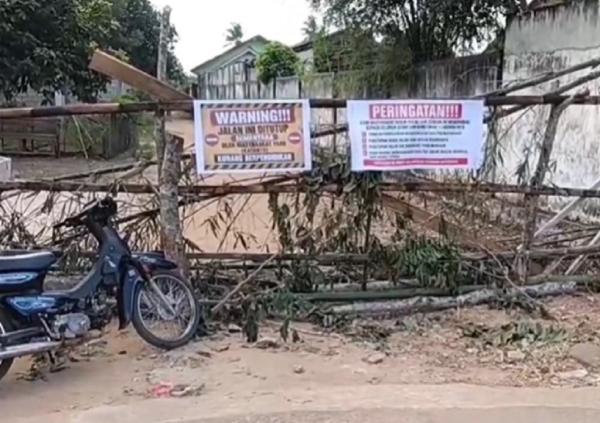 Kecewa Anak Tak Lolos Zonasi, Warga Blokade Akses SMAN 1 Labuhan Ratu Lampung