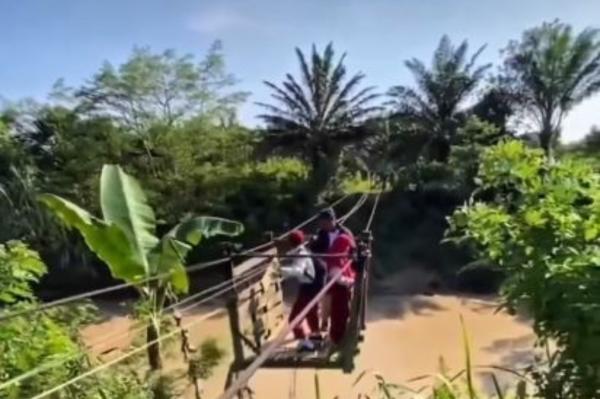 Viral Anak SD di Kukar Bertaruh Nyawa ke Sekolah, Naik Kereta Gantung Seberangi Sungai Habitat Buaya