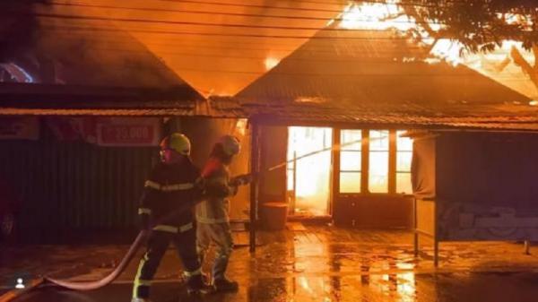Kebakaran Hebat di Permukiman Padat Kutai Kartanegara, 7 Rumah Ludes Dilalap Api