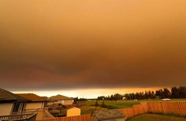 Mencekam! Langit Kanada Berubah Jadi Oranye akibat Kebakaran Hutan Dahsyat
