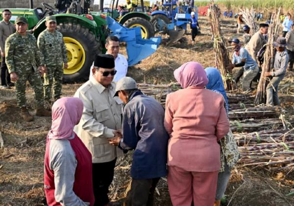 panen tebu Presiden Prabowo Subianto menyalami petani saat panen raya TNI Terintegrasi di Pangkalan Udara (Lanud) Abdulrachman Saleh, Kabupaten Malang, Jawa Timur. (Foto: ist)