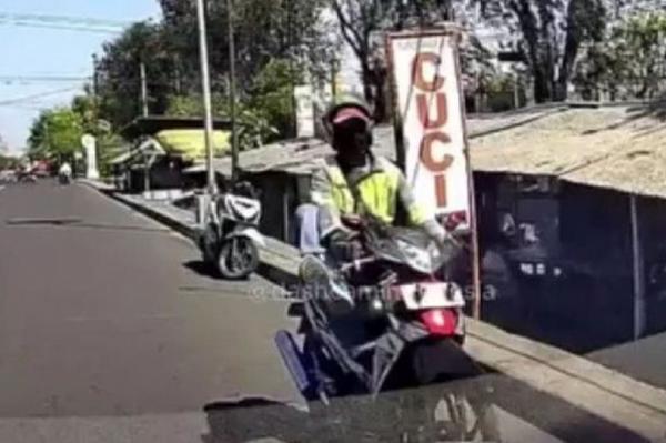Viral Pengendara Motor Lawan Arah Tendang Spion Mobil di Sidoarjo lalu Kabur