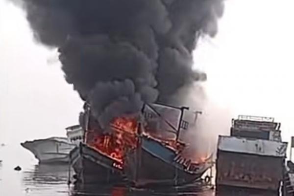 Kebakaran Kapal di Dermaga Ujung Pluit Jakut, 60 Petugas Damkar Turun Tangan