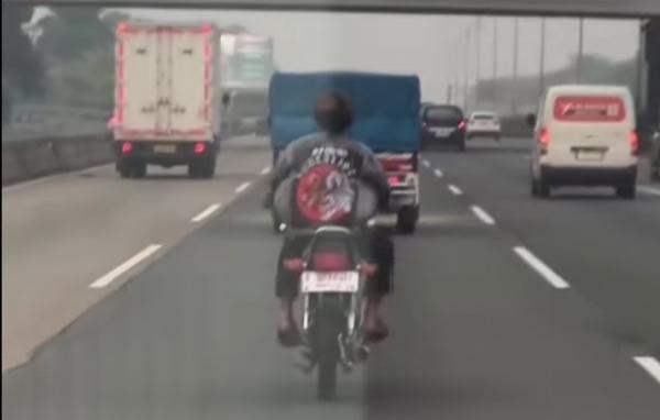 Polisi Tilang Pemotor Viral yang Nekat Masuk Tol Jagorawi Tanpa Helm