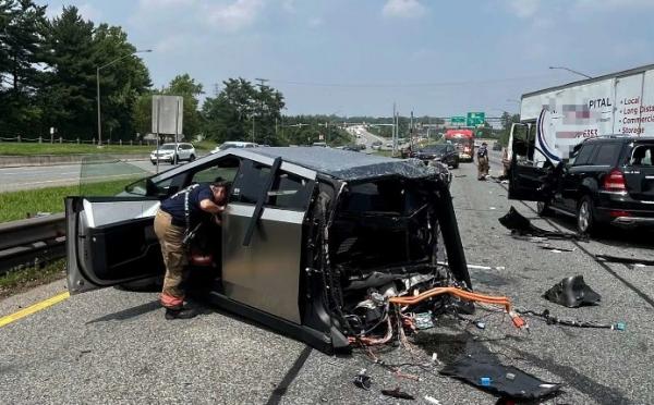Ngeri! Mobil Listrik Tesla Cybertruck Terbelah 2 akibat Kecelakaan Beruntun