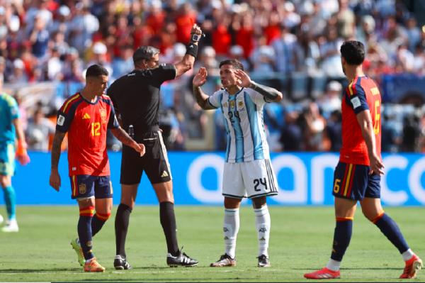 Enzo Fernandez Kartu Merah Gelandang Argentina Enzo Fernandez diganjar kartu merah pada laga kontra Spanyol pada final Piala Dunia 2026 di New York New Jersey Stadium, Senin (20/7/2026) dini hari WIB. (Foto: FIFA)