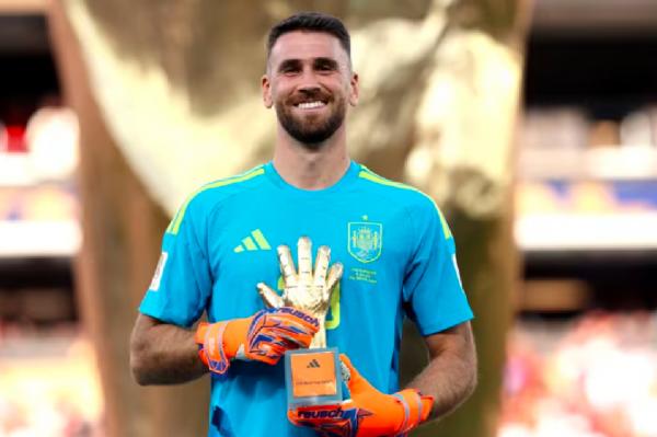 Kiper Spanyol Unai Simon menerima penghargaan Saru Kiper Spanyol Unai Simon menerima penghargaan Sarung Tangan Emas sebagai penjaga gawang terbaik Piala Dunia 2026. (Foto: FIFA)