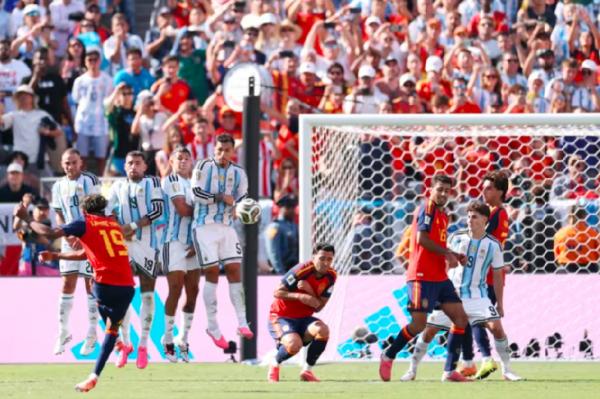 Lamine Yamal Tendangan Bebas Winger Spanyol Lamine Yamal melepaskan tendangan bebas ke gawang Argentina pada final Piala Dunia 2026 di New York New Jersey Stadium, Senin (20/7/2026) dini hari WIB. (Foto: FIFA)