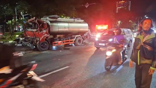 Kecelakaan di Jalan Ahmad Yani Surabaya, 2 Truk Tabrakan hingga Ringsek