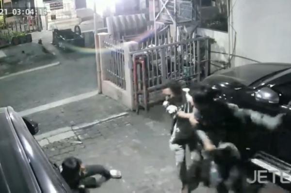 Terekam CCTV! Pemuda di Semarang Diserang Celurit lalu HP Dirampas di Depan Rumah