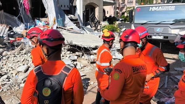 Pencarian korban ledakan Tim SAR gabungan masih mencari dua korban yang masih tertimbun reruntuhan rumah pascaledakan di Grand Polonia, Medan, Sumatera Utara. (Foto: iNews).
