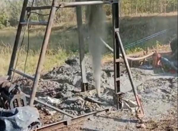 Heboh! Semburan Gas dan Minyak Muncul saat Warga Bangkalan Bor Sumur 100 Meter