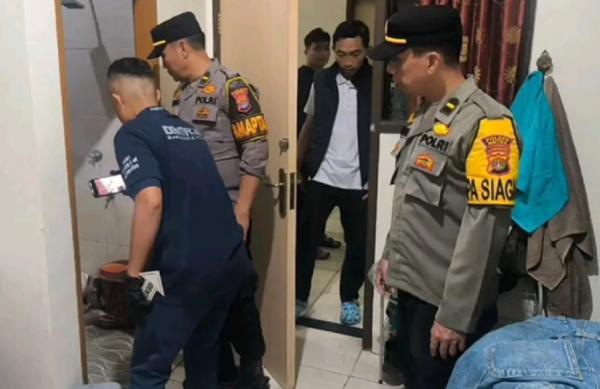 Polisi mengolah TKP kasus tewasnya dokter koas UI di kamar manding penginapan Kota Metro, Lampung. (Foto: iNews)