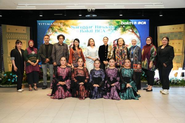 Happy Salma dan para tim sanggar seni. (Foto: Istimewa)