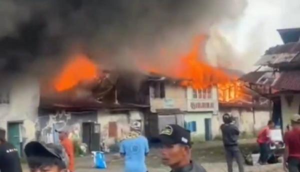 15 Kios di Pasar Kayu Tanam Padang Pariaman Terbakar, Kerugian Rp2,5 Miliar