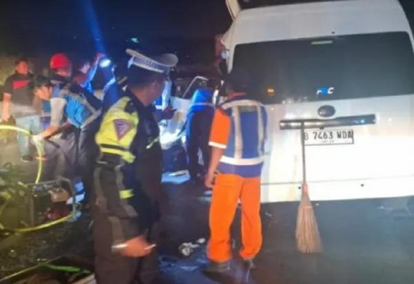 Hiace Tabrak Truk Tronton di Tol Pandaan-Malang, 3 Orang Tewas 5 Luka