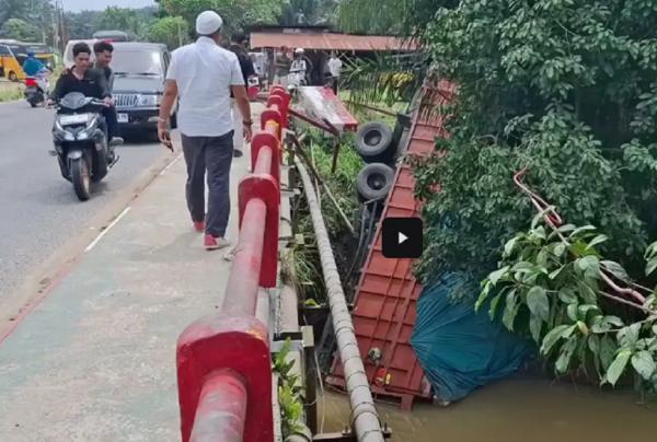 Kecelakaan di Jalinsum Labusel, Truk Rem Blong Masuk Sungai usai Hindari Bus