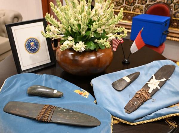 Artefak budaya Papua yang dipulangkan FBI dari AS usai diselundupkan ilegal sebagai bagian dari upaya pemulihan kedaulatan budaya. (Foto: BPMI Setpres)