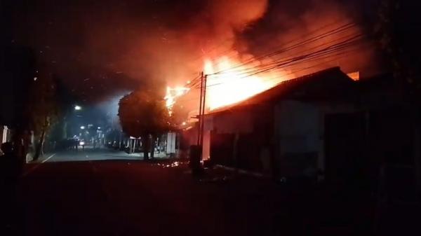 Kebakaran Bengkel dan Toko Onderdil Motor di Cilacap, Api Menyambar BBM hingga Tabung Gas