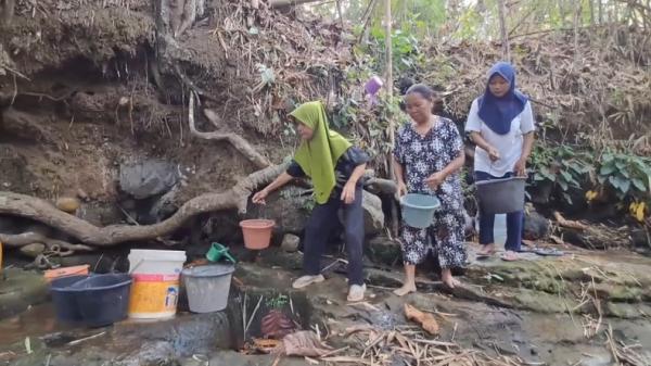 Kemarau Picu Kekeringan di Cilacap, Warga Tempuh 1 Km ke Bukit demi Dapat Air