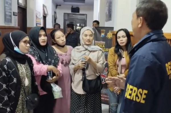 Heboh! Emak-Emak di Situbondo Gerebek Penipu Modus Pinjaman Utang saat Check-in di Hotel