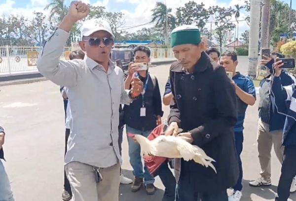 Bupati Lalu Ahmad Zaini Ditangkap KPK, Warga Potong Ayam di Kantor Pemkab Lobar