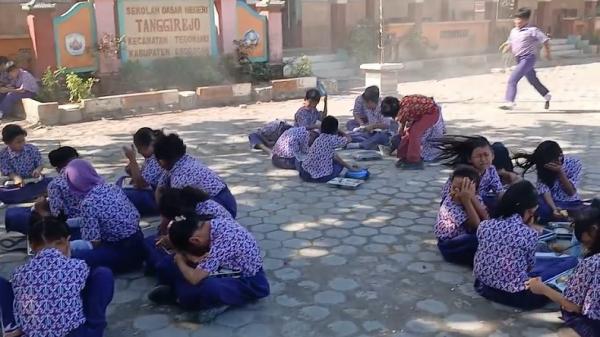 4 Ruangan Rusak, Siswa SDN di Grobogan Belajar Bergantian dan Santap MBG di Halaman