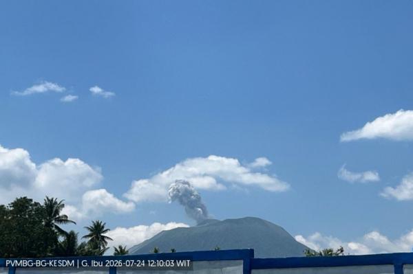 Gunung Ibu Erupsi Semburkan Abu Vulkanik 700 Meter, Warga Diminta Waspada