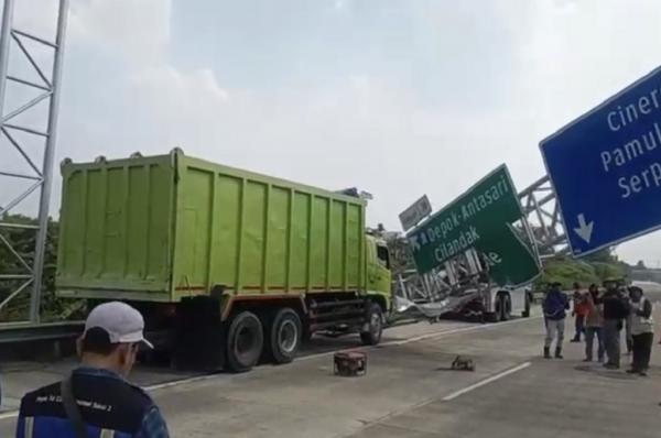 Kecelakaan Truk Tabrak Rambu Penunjuk Arah di Tol Cijago Depok, Lalu Lintas Macet